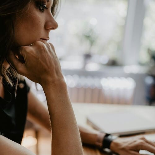 Accompagnement des relations au travail avec Marion Noël, coach thérapeute à Saint-Malo