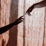Deux mains proches sans se toucher, image du manque de communication dans un couple